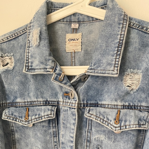 ONLY Distressed Cropped Denim Jacket - Picture 3 of 6